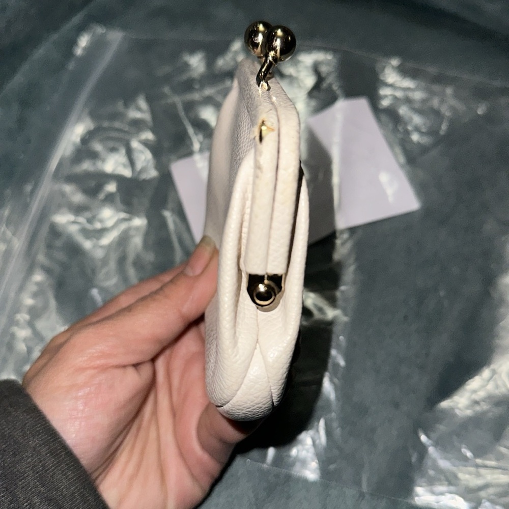 Coach white pebbled leather kisslock coin purse with bow gold hardware damaged - Picture 4 of 6